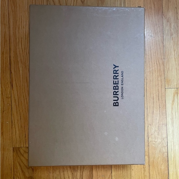 NWT BURBERRY Arthur Low Top Sneakers
Size: EU 38/ US 8 - Picture 10 of 12